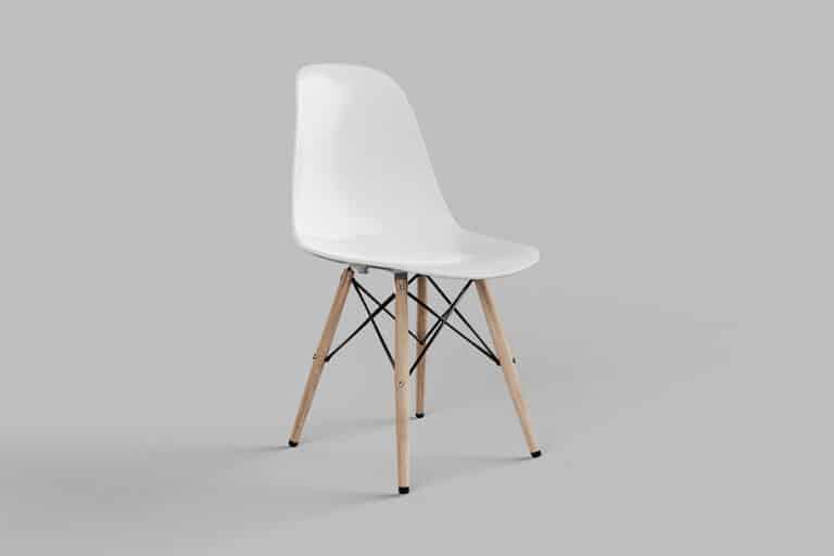 Rendering di prodotto, sedia di design con seduta in plastica di colore bianco e gambe in legno più parti metalliche