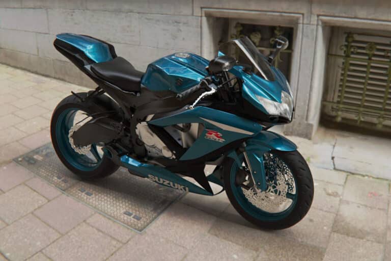 Rendering di prodotto, motocicletta suzuki GSX, rendering con ambientazione e riflessi realistici.